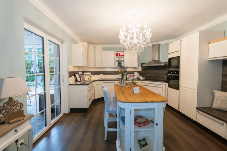 Küche mit Kochinsel – Ferienhaus Seeliebe am Senftenberger See