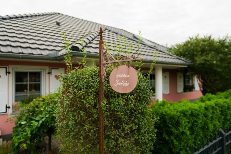 Ferienhaus Seeliebe Eingangsschild – romantisches Wochenende am Senftenberger See