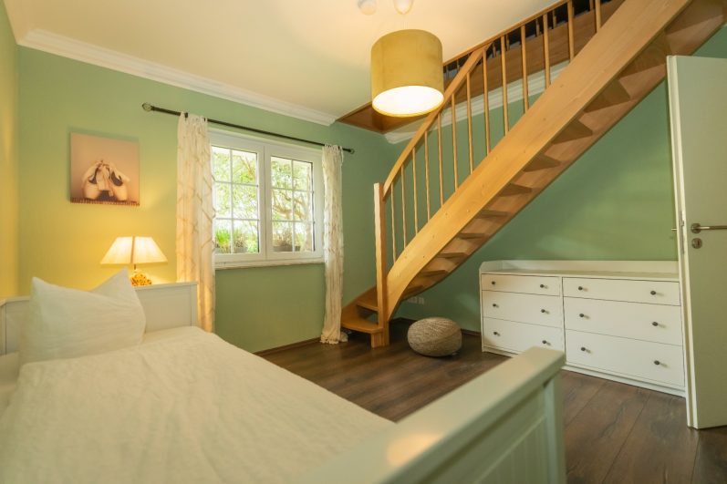 Wohnbereich mit Treppe – Seeliebe Ferienhaus, Lausitzer Seenland