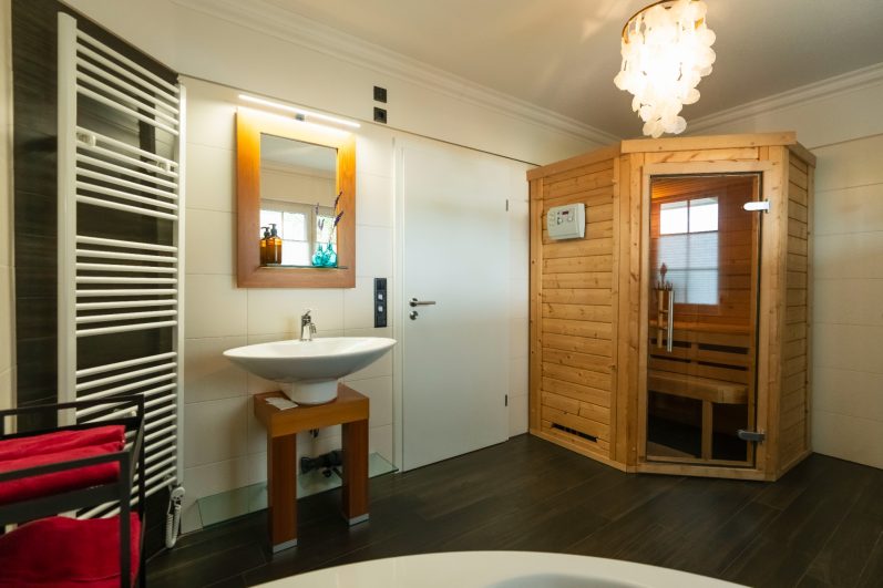 Bad mit Sauna – Ferienhaus Seeliebe, Wellness im Kurzurlaub