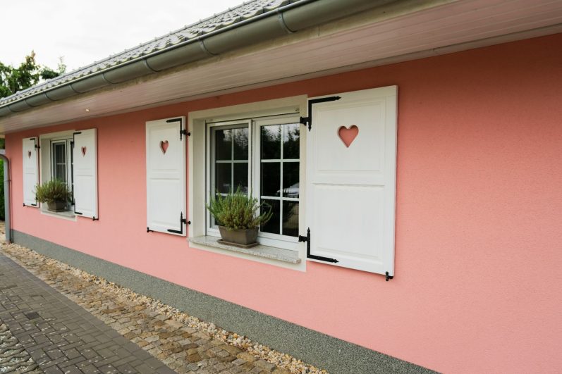 Fassadendetail mit Fensterläden – romantisches Ferienhaus Seeliebe, Lausitz