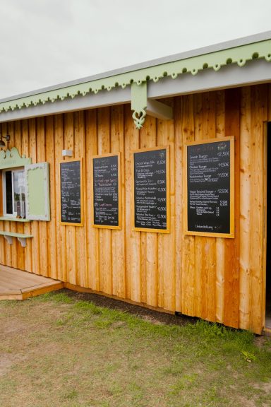 Speisekarten-Tafel – Hubertus Beach Seestrand Niemtsch