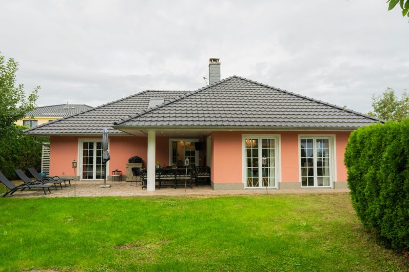 Außenansicht mit Veranda – Seeliebe am Senftenberger See