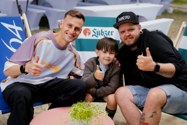 Gäste an der Strandbar – Lausitz am Wochenende