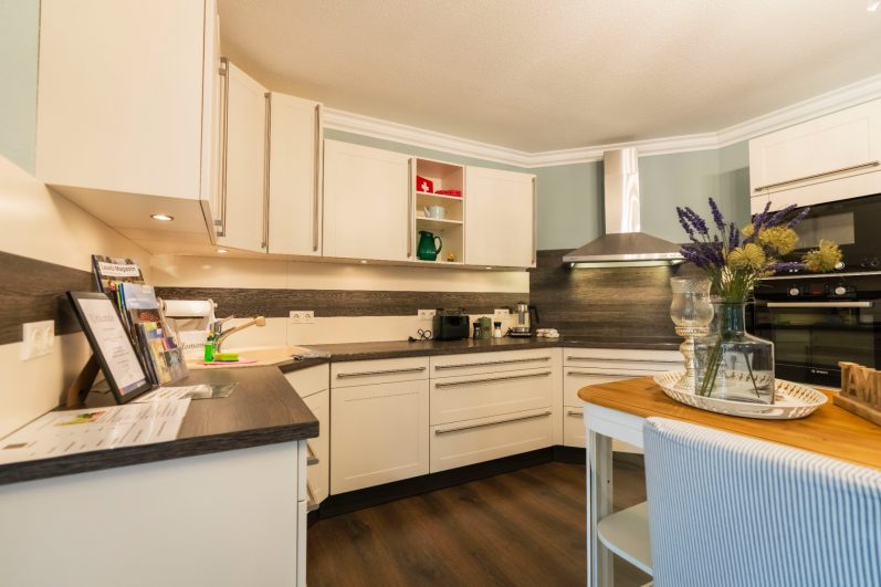 Offene Küche mit Essbereich im Ferienhaus „Seeliebe“