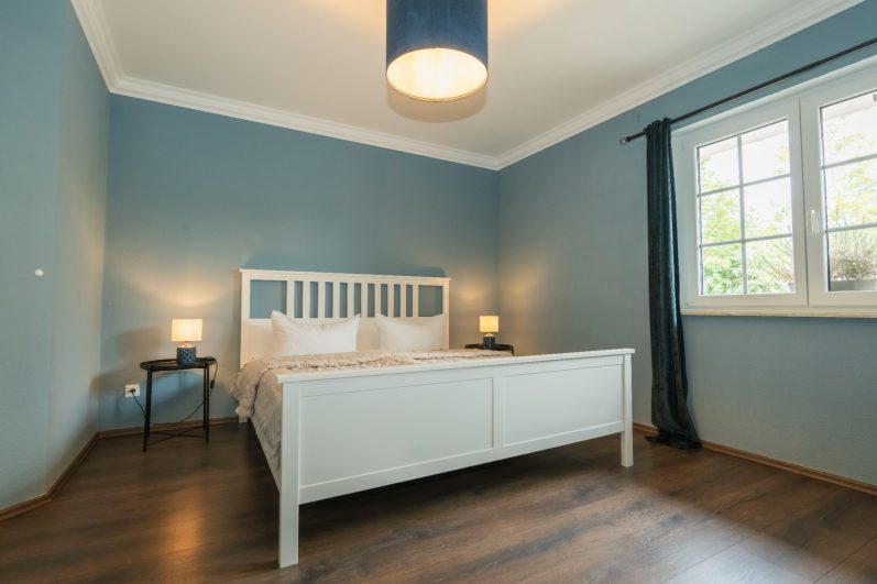 Schlafzimmer mit Fenster – Seeliebe, Wochenende romantisch