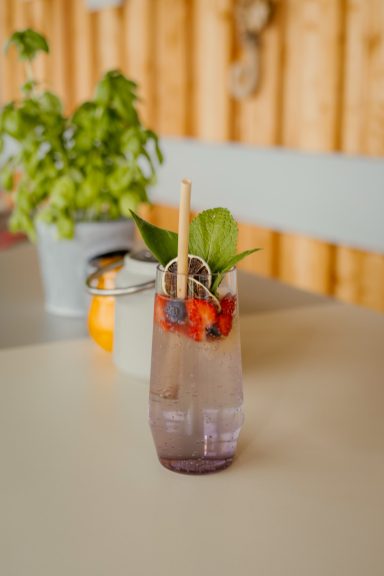 Strandbar Hubertus Beach – Holzpavillon am Seestrand Niemtsch