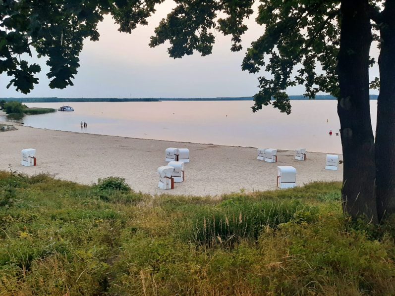 Strand am Senftenberger See Großkoschen – Spaziergang zu zweit