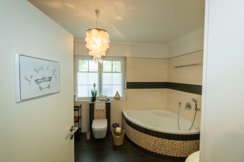 Bad mit Eckbadewanne – Seeliebe Ferienhaus, Kurzurlaub am See