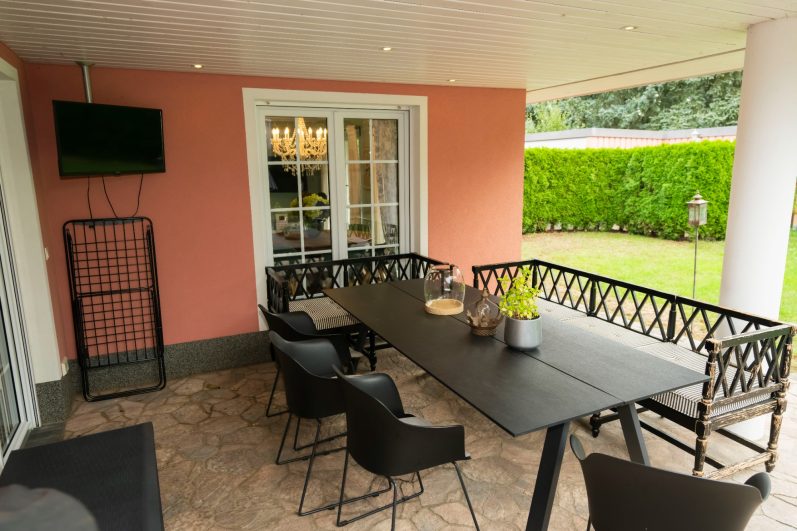 Überdachte Terrasse – Dinner zu zweit, Ferienhaus Seeliebe